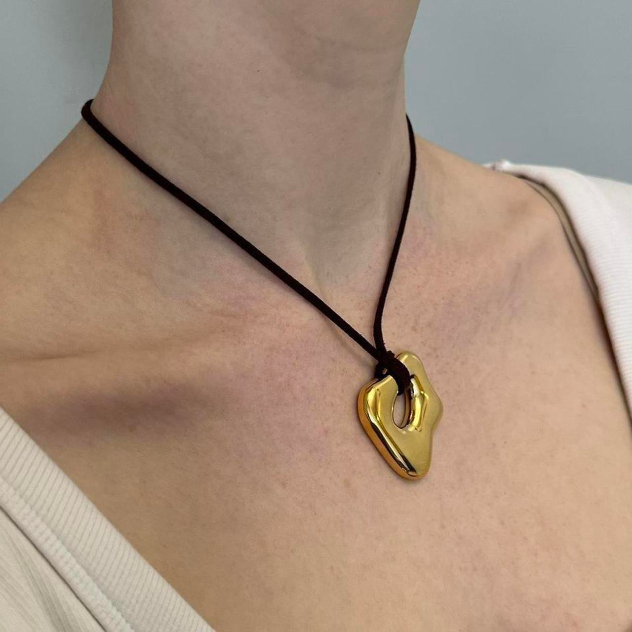 Gold pendant necklace