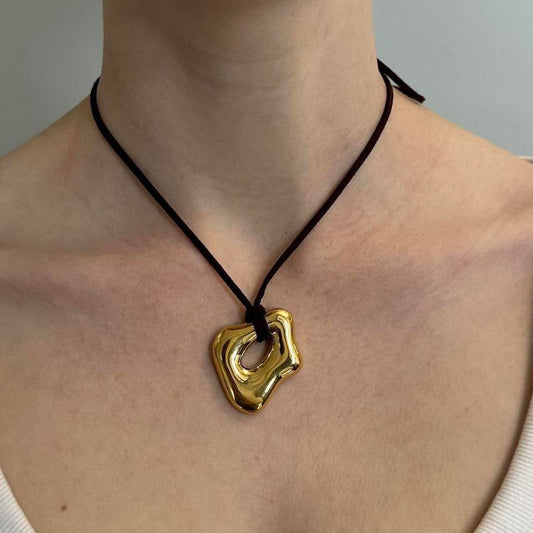 Gold pendant necklace