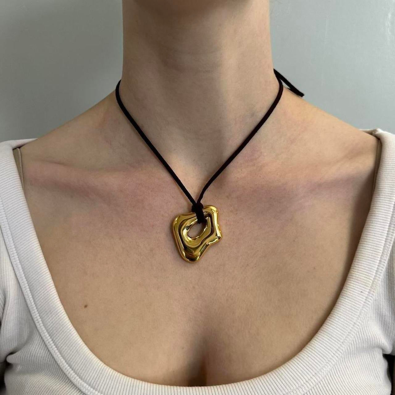 Gold pendant necklace