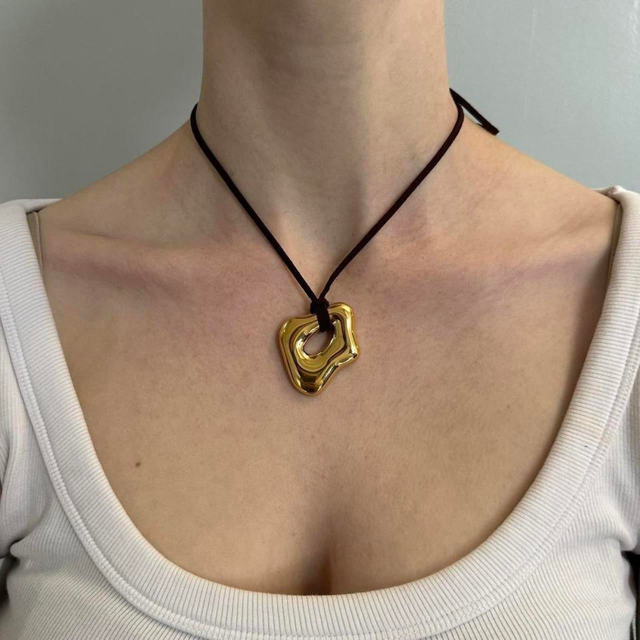 Gold pendant necklace