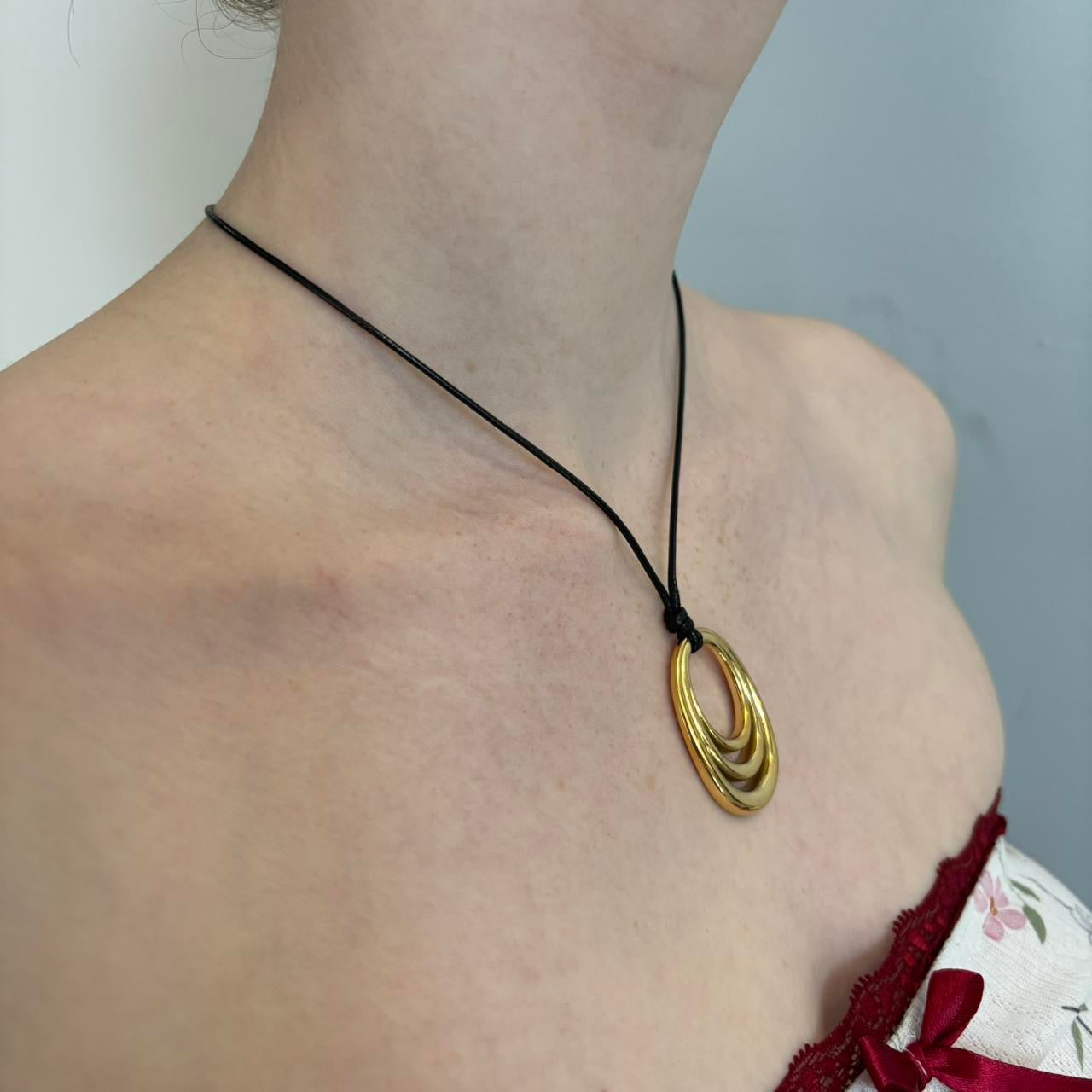 Gold oval pendant necklace